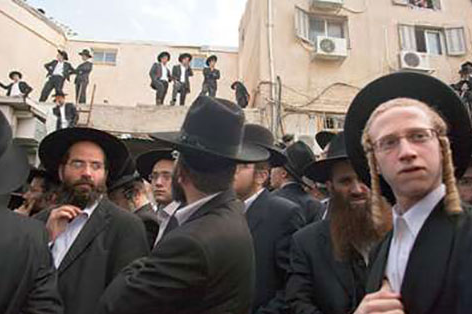 مستوطنون يقتحمون باحات الحرم الإبراهيمي في الخليل